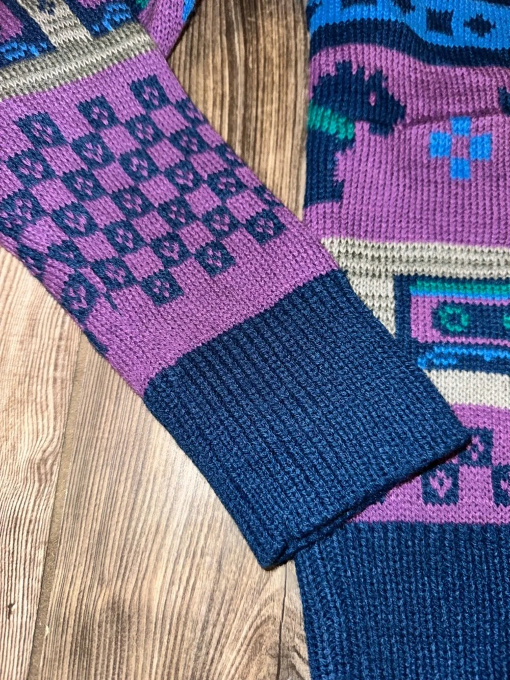 New Stranger Things Collaboration Multicolor Dog-Pattern V-Neck Cardigan Size S - Picture 4 of 8
